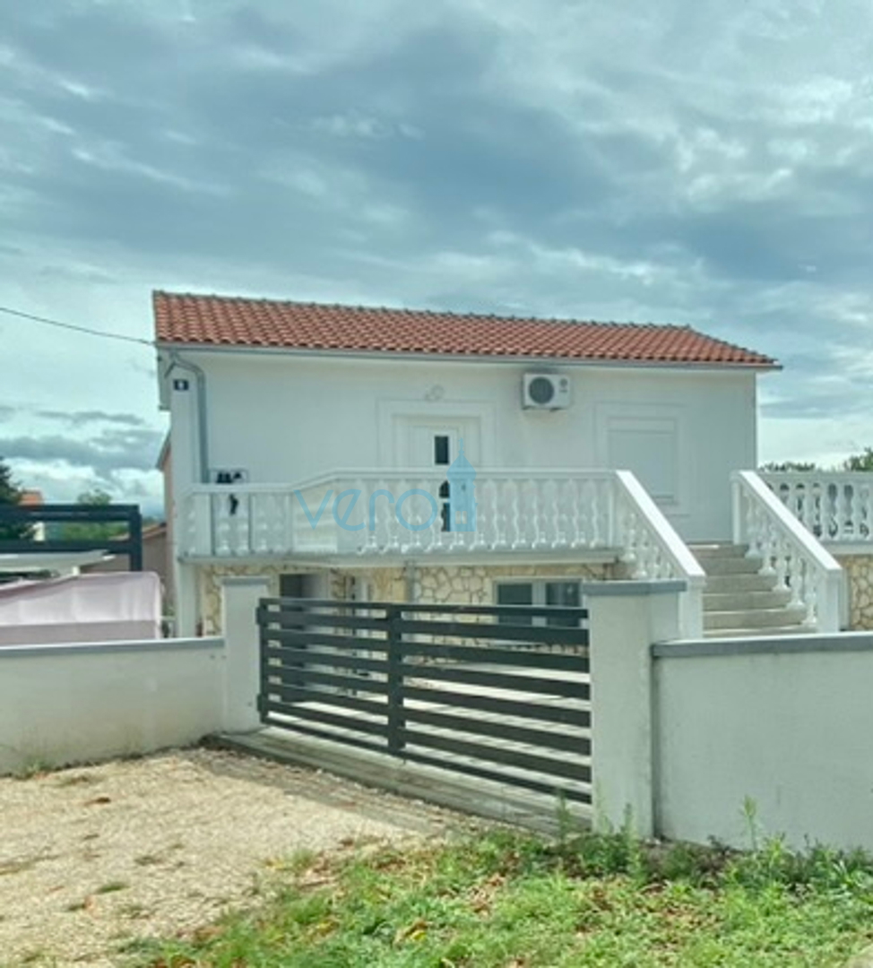 Otok Krk, Dobrinj, okolica, adaptirana samostojeća kuća, prodaja